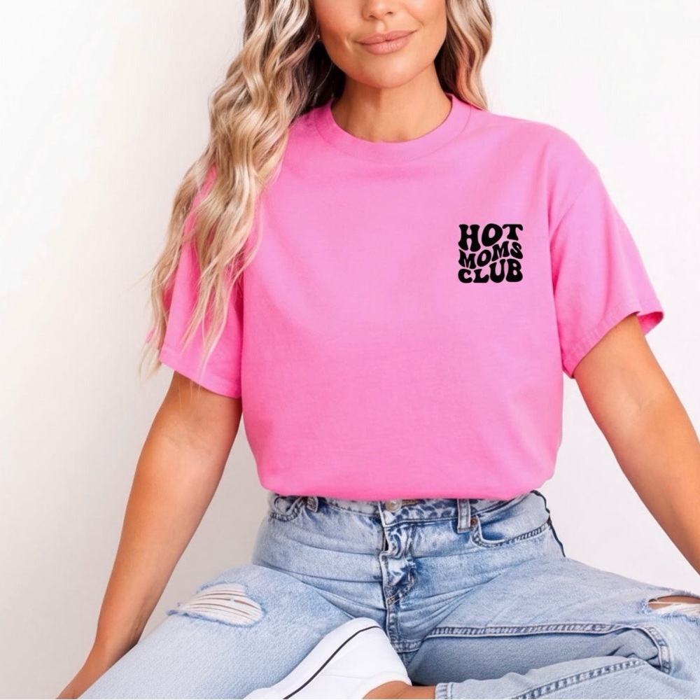 NWT Pink “Hot Moms Club” Graphic Tee Cutesy Trendy Top